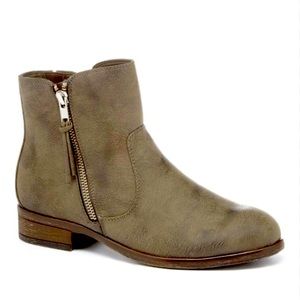 White Mountain Stone Barlow bootie. Women’s distressed gray boot. Size 8 M